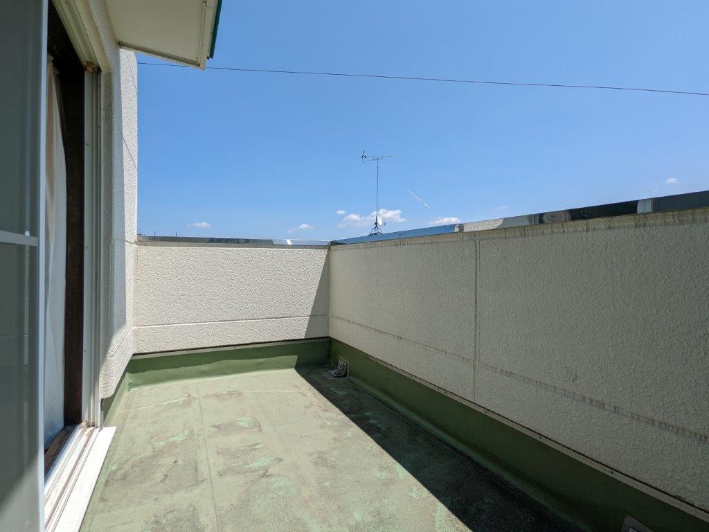 �Ȗ،�������s�N�� 1256-5�̒��È�ˌ��Ẵo���R�j�[