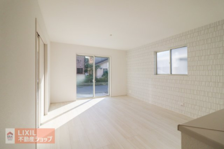 rO 傫ȑ˂ނȗzƃi`Ȗؖڂ̏CeA炩ȕ͋C̃rO[łB