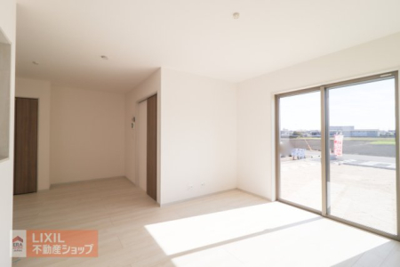 rO 傫ȑ˂ނȗzƃi`Ȗؖڂ̏CeA炩ȕ͋C̃rO[łB