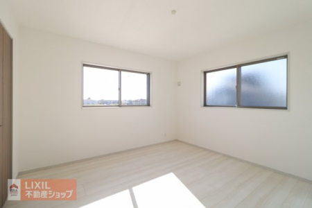 ̑ ɖʂm͗zӂ肻邢A2ʍ̌Ŗ邢ۂ̋ԂŊJ܂B