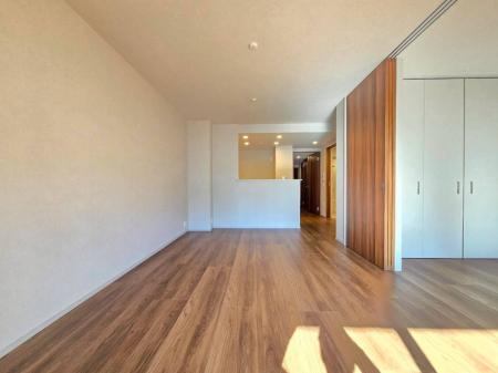 ���r���O �쑤�o���R�j�[�ɖʂ������邢���r���O�ł��B