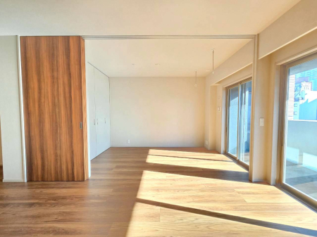 ���̑����� ���r���O�אڂ�5.5���m���B��ʃo���R�j�[�ɖʂ��Ă���A���邢������������܂��B