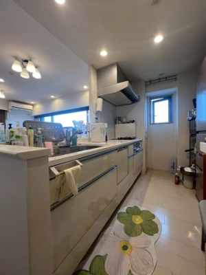 �L�b�`�� �Ƒ��ł̃R�~���j�P�[�V�������Ƃ��Ζʌ^�V�X�e���L�b�`���ł��B�����ɃV���N�ƃR�������܂Ƃ߂��V���v���Ȍ`�ł��B