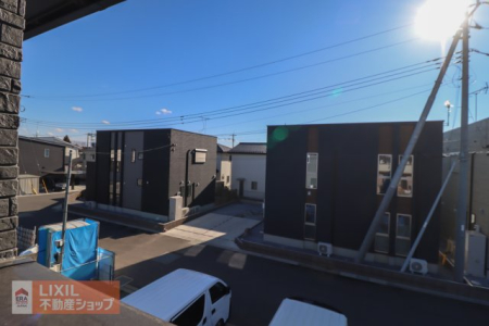 ���̑� �y��������̒��]�z���n�����ʐ^�B�o���R�j�[����̌i�F�B�\���ȊԊu���m�ۂ���Ă���܂��B