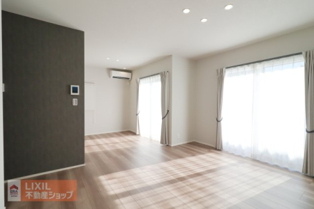 ���r���O �y���r���O�z���n�����ʐ^�B���邢�������̓��郊�r���O�͉Ƒ��c���̏ꏊ�ɂ͍œK�ł��B