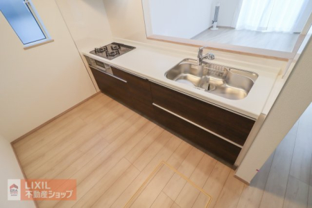 ���̑����� �Ƒ��ł̃R�~���j�P�[�V�������Ƃ��Ζʌ^�V�X�e���L�b�`���ł��B�����ɃV���N�ƃR�������܂Ƃ߂��V���v���Ȍ`�ł��B