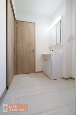  ���ʒE�ߏ��͂������Ƃ����X�y�[�X�Ŏg���₷���ł��B���ʉ��ϑ�ɂ͖L�x�Ȏ��[��݂��Ă��܂��B