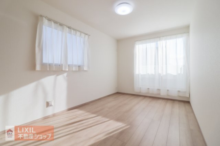 ���̑����� ��ɖʂ����m���͗z���ӂ肻�������邢�����A2�ʍ̌��Ŗ��邢��ۂ̋�ԂŊJ����������܂��B