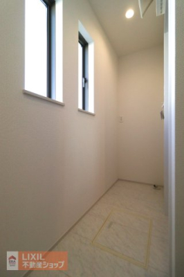  ���ʒE�ߏ��͂������Ƃ����X�y�[�X�Ŏg���₷���ł��B