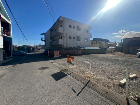 ���̑� �k�����H�ł��B���o���R�j�[�����H�ɖʂ��Ă��Ȃ����߁A�ʍs�l�̐l�ڂ��C�ɂȂ�ɂ����A������������Ԃ�����₷���Ȃ�܂��B