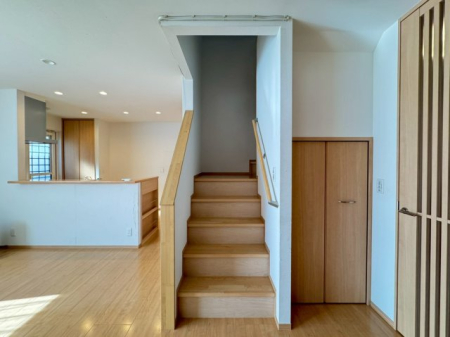 ���̑����� �K�i�͎肷�������D�w���񂩂炨�q�l�⍂��҂����S�ł��B�܂��A�̂ڂ�₷���悤�Ɉ�i�̉��s�����L���݌v����Ă���܂��B