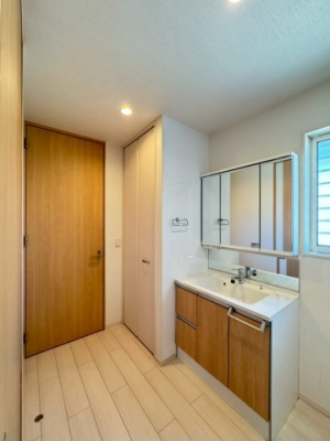  ���ʒE�ߏ��͂������Ƃ����X�y�[�X�Ŏg���₷���ł��B