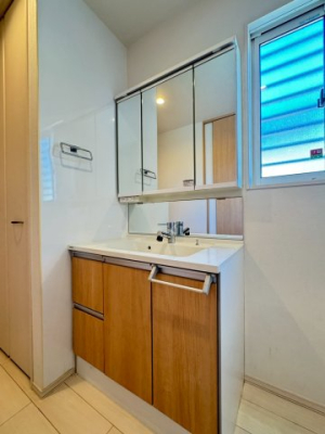 ���ʑ�E���ʏ� �傫�Ȑ��ʃ{�E���ƃn���h�V�����[�ŁA�����C�ɓ���Ȃ��Ă����ʑ�Ŏ�y�ɐ�����O�ʋ��̗����ɂ͎��[�X�y�[�X������܂��B