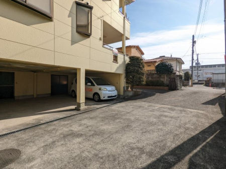 ���ԏ� �K���[�t���̒��ԏ�ł��B�K���[�W���ɂ̓^�C����H��Ȃǂ��u������[�������ĕ֗���