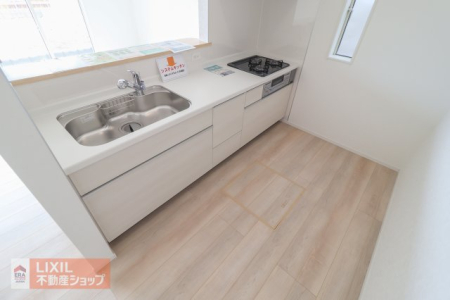 ���̑����� �Ƒ��ł̃R�~���j�P�[�V�������Ƃ��Ζʌ^�V�X�e���L�b�`���ł��B�����ɃV���N�ƃR�������܂Ƃ߂��V���v���Ȍ`�ł��B