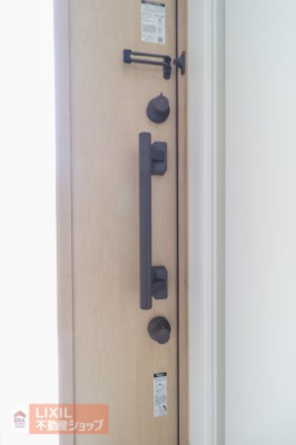  ���փh�A���d���b�N�ɂ��邱�ƂŁA�D�_��󂫑��Ɍ��փh�A����Ƃ̒��ɐN������邱�Ƃ�h�����ƂɂȂ���܂��B