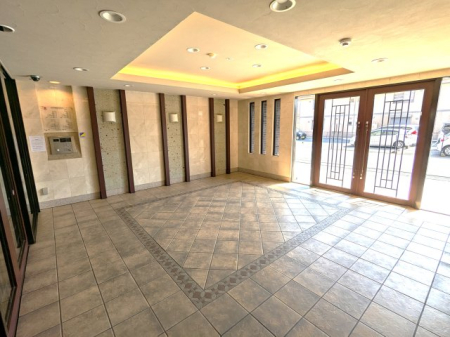  �X�b�L���Ɛ������ꂽ�G���g�����X