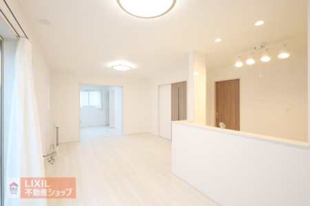 ���r���O �y���r���O�z���n�����ʐ^�B���邢�������̓��郊�r���O�͉Ƒ��c���̏ꏊ�ɂ͍œK�ł��B