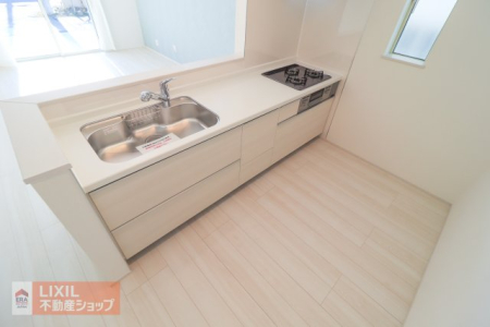 ���̑����� �Ƒ��ł̃R�~���j�P�[�V�������Ƃ��Ζʌ^�V�X�e���L�b�`���ł��B�����ɃV���N�ƃR�������܂Ƃ߂��V���v���Ȍ`�ł��B