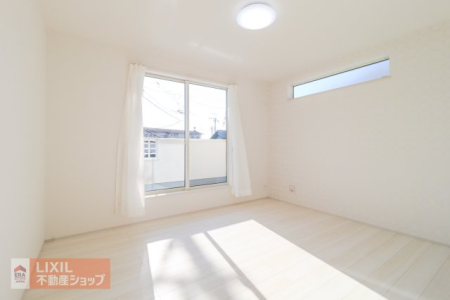 ���̑����� ��ɖʂ����m���͗z���ӂ肻�������邢�����A2�ʍ̌��Ŗ��邢��ۂ̋�ԂŊJ����������܂��B