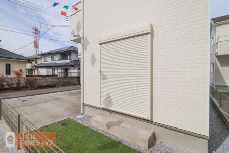  ���V���b�^�[�͍ЊQ��ՔM�E�h���E�h���E�����ȂǑ����̃����b�g������܂��B�h�Ƒ΍�Ƃ��Ă����ʓI�ł��B �V���b�^�[�͐ݒu���Ă��邾���ŁA���o�I�Ȗh�ƌ��ʂ����҂ł��܂��B