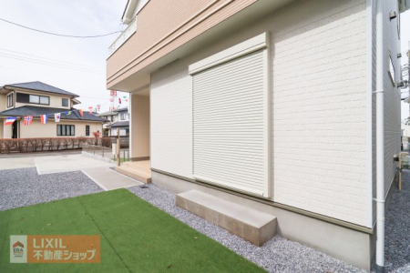  ���n�����ʐ^�B�P�K���r���O�ɂ͉J���̋������ɂ��𗧂h�ƃV���b�^�[�����Ă��܂��B