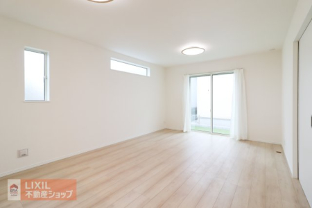 ���r���O �y���r���O�z���n�����ʐ^�B���邢�������̓��郊�r���O�͉Ƒ��c���̏ꏊ�ɂ͍œK�ł��B