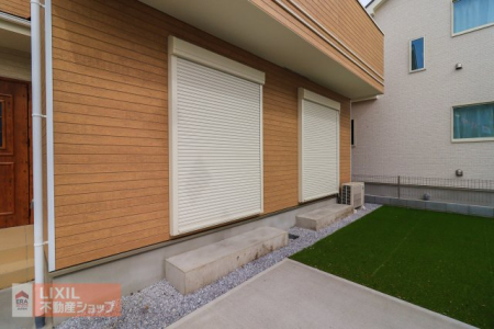  ���n�����ʐ^�B�P�K���r���O�ɂ͉J���̋������ɂ��𗧂h�ƃV���b�^�[�����Ă��܂��B