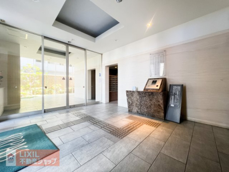  �z�����D�����������ށA���邭�J���I�ȃG���g�����X�z�[���B�Ƒ��̋A�����������ݍ��ށA���炬�̋�ԁB