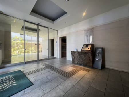  �z�����D�����������ށA���邭�J���I�ȃG���g�����X�z�[���B�Ƒ��̋A�����������ݍ��ށA���炬�̋�ԁB