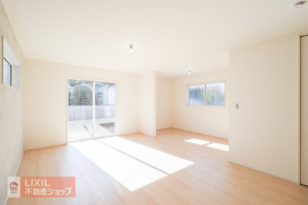 ���r���O �y���r���O�z���n�����ʐ^�B���邢�������̓��郊�r���O�͉Ƒ��c���̏ꏊ�ɂ͍œK�ł��B