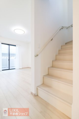 ���̑����� �K�i�����r���O�̒��S�ɔz�u���邱�ƂŁA ���Ƒ��̃R�~���j�P�[�V���������₷���Ȃ��Ă��܂��� �܂��A�r���Ő܂�Ȃ���^�C�v�̊K�i�ł��̂ŁA�]�|���X�N���y������܂��B