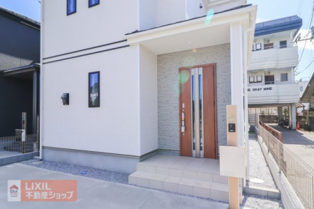  �G���g�����X�̂����ڂ̑O�����ԏ�ɂȂ��Ă���A�ו��̏o�����ꂪ�y�X��