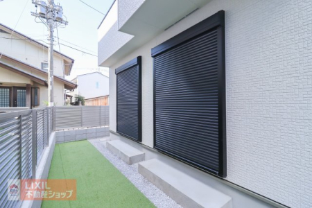  1�K�̃��r���O�ɂ́A�J���̋������ɖ𗧂h�ƃV���b�^�[�t���I