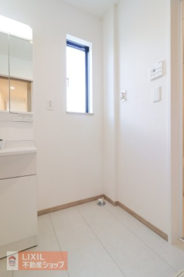  ���󕨂���ꂽ��o�����肷��ۂ̍�ƃX�y�[�X�ɂ��z�����ꂽ�A ��Ƃ�̂��郉���h���[�X�y�[�X�ł���