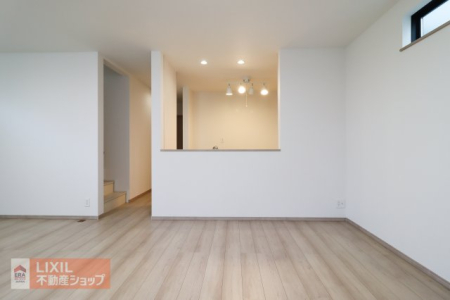  �Ƃ̒��S�ƂȂ�_�C�j���O�X�y�[�X�Ŋy�����H���̎��Ԃ����߂�������������