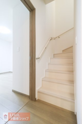 ���̑����� ���ւ��烊�r���O���o�R�����A������2�K�֏オ���z�u�ɂȂ��Ă��邽�߁A �v���C�o�V�[��ی삷�邱�Ƃ��ł��܂��I �܂��A�r���Ő܂�Ȃ���^�C�v�̊K�i�ł��̂ŁA�]�|���X�N���y������܂��B