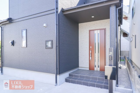  �G���g�����X�̂����ڂ̑O�����ԏ�ɂȂ��Ă���A�ו��̏o�����ꂪ�y�X��