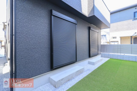  1�K�̃��r���O�ɂ́A�J���̋������ɖ𗧂h�ƃV���b�^�[�t���I