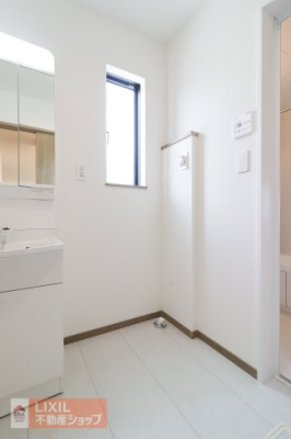  ���󕨂���ꂽ��o�����肷��ۂ̍�ƃX�y�[�X�ɂ��z�����ꂽ�A ��Ƃ�̂��郉���h���[�X�y�[�X�ł���