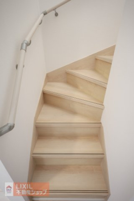 ���̑����� �K�i�͎肷��t���E�܂�Ԃ��݌v�B���S���̊m�ۂ͂������̂��ƁA�Z�ސl�ɂƂ��ď��₷���s�ւ������Ȃ�����ł��B