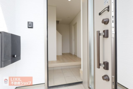  ���փh�A���d���b�N�ɂ��邱�ƂŁA�D�_��󂫑��Ɍ��փh�A����Ƃ̒��ɐN������邱�Ƃ�h�����ƂɂȂ���܂��B