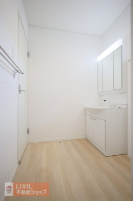  ���ʒE�ߏ��͂������Ƃ����X�y�[�X�Ŏg���₷���ł��B���ʉ��ϑ�ɂ͖L�x�Ȏ��[��݂��Ă��܂��B