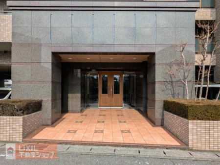  ���������̂���O���[�ƃu���E���̐Β���Ŏd�グ��ꂽ�d���ȘȂ܂��̃G���g�����X�ł��B�����̋A����ւ炵�����������Ă����@��̕��i�ł��B