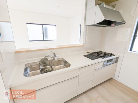 ���̑����� �Ƒ��ł̃R�~���j�P�[�V�������Ƃ��Ζʌ^�V�X�e���L�b�`���ł��B�����ɃV���N�ƃR�������܂Ƃ߂��V���v���Ȍ`�ł��B