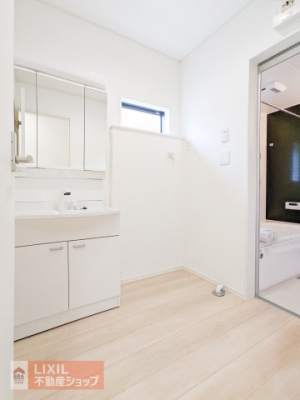  ���ʒE�ߏ��͂������Ƃ����X�y�[�X�Ŏg���₷���ł��B���ʉ��ϑ�ɂ͖L�x�Ȏ��[��݂��Ă��܂��B