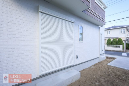  ���V���b�^�[�͍ЊQ��ՔM�E�h���E�h���E�����ȂǑ����̃����b�g������܂��B�h�Ƒ΍�Ƃ��Ă����ʓI�ł��B �V���b�^�[�͐ݒu���Ă��邾���ŁA���o�I�Ȗh�ƌ��ʂ����҂ł��܂��B