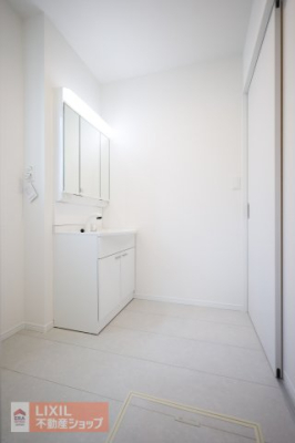  ���ʒE�ߏ��͂������Ƃ����X�y�[�X�Ŏg���₷���ł��B���ʉ��ϑ�ɂ͖L�x�Ȏ��[��݂��Ă��܂��B