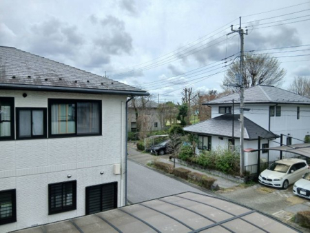 ���̑� �y��������̒��]�^���n�ʐ^�z�o���R�j�[����̌i�F�ł��B�אڂ��������Ƃ̊Ԋu���L���A��������ǍD�ł��B