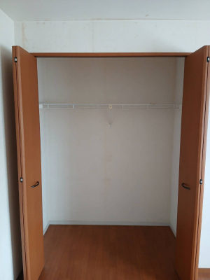 ���[ �y���[�^���n�����ʐ^�z���s�̂���N���[�[�b�g�������ɂ��Ă��܂��B���[���b�N�Ȃǂ�u���̂������ł��B